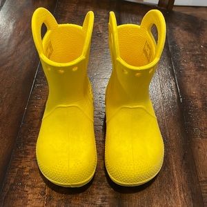 Size 7 toddler yellow Crocs, play condition